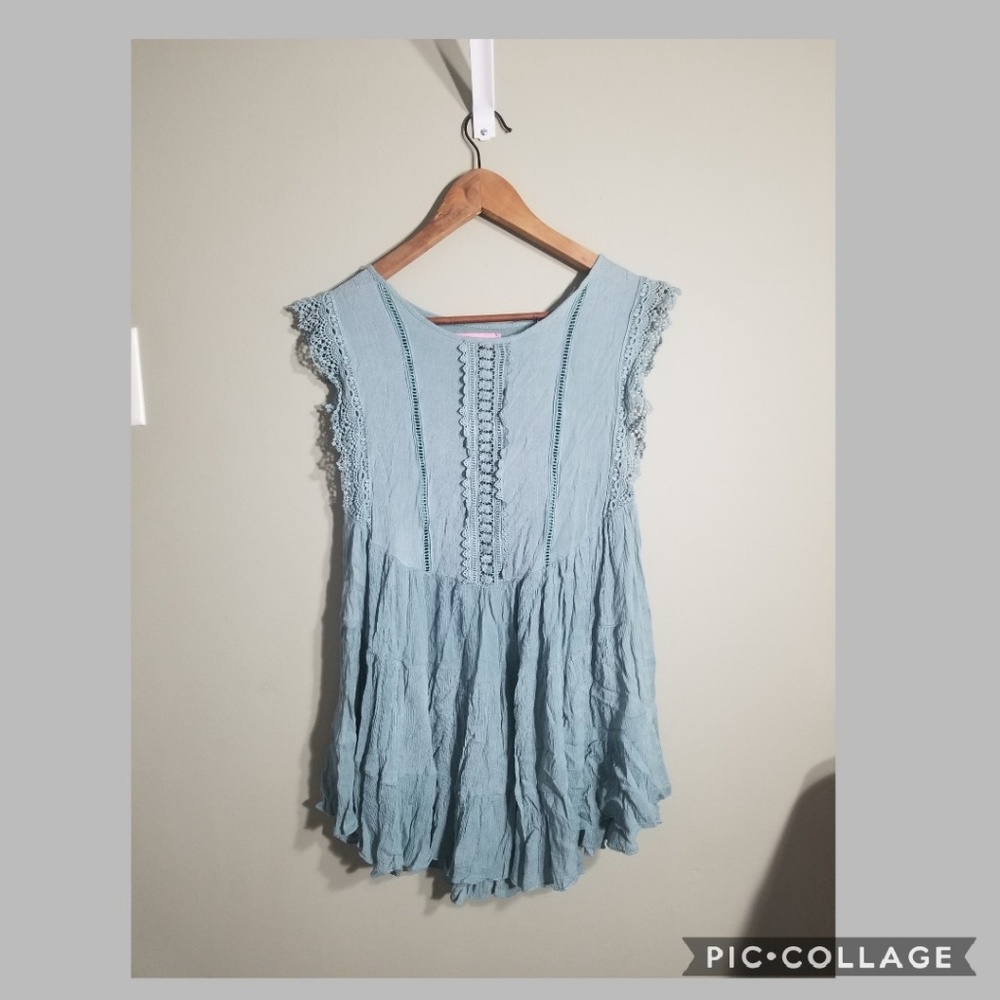 Nyla & Noelle sleeveless ruffle tunic size Small